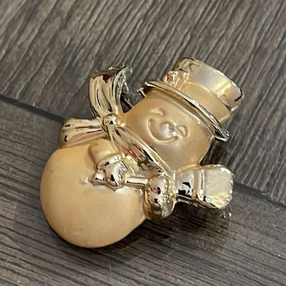 Vintage older pin